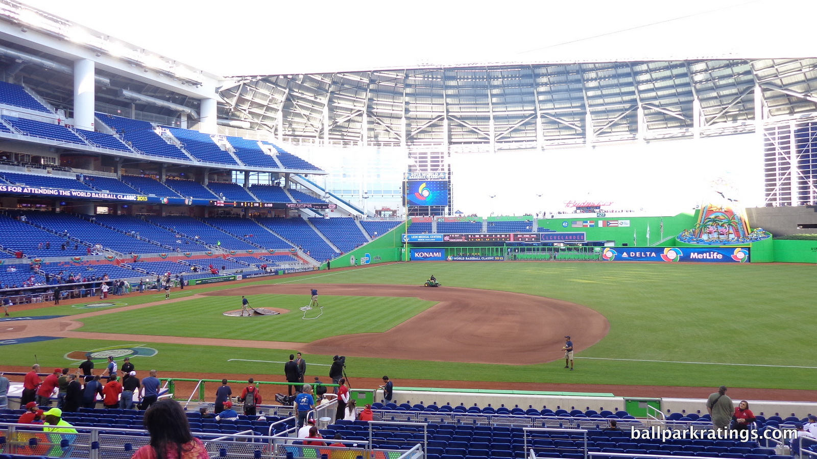 Is it just me, or does Marlins Park look so much better with the roof open  : r/MiamiMarlins