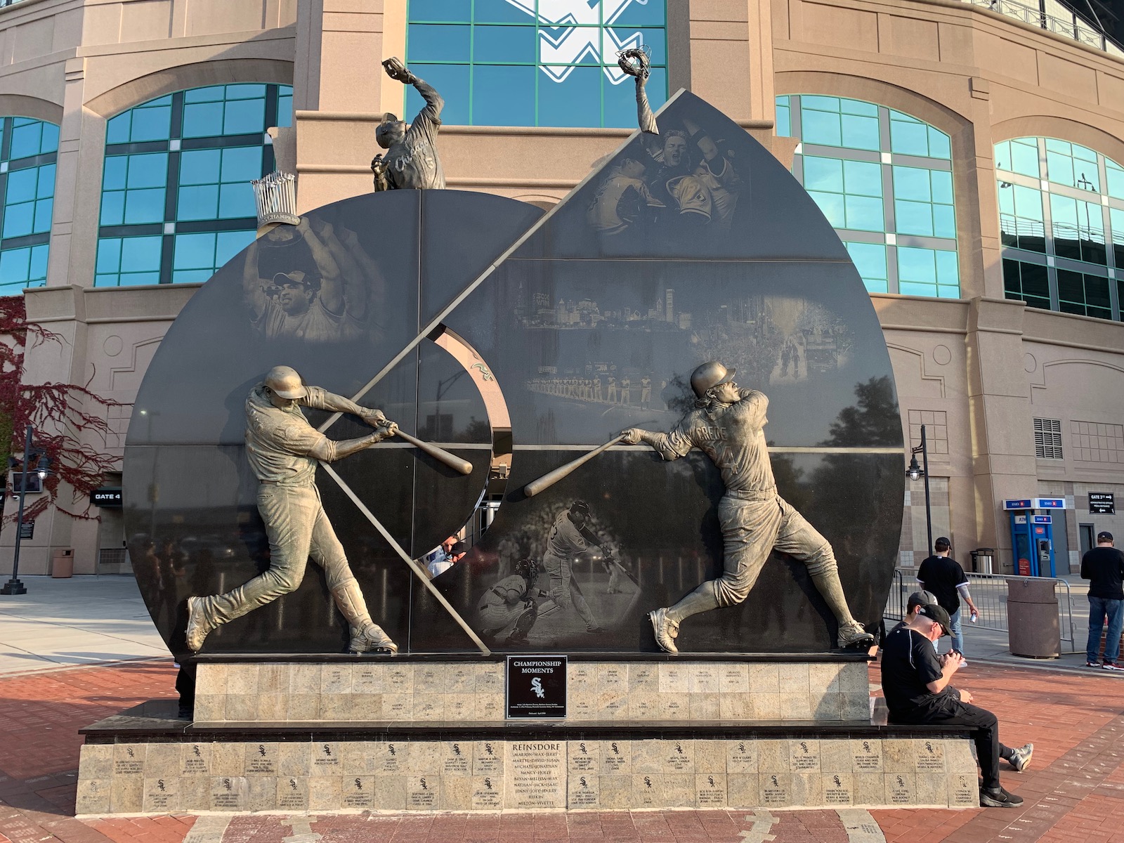 What does a White Sox statue mean? - South Side Sox