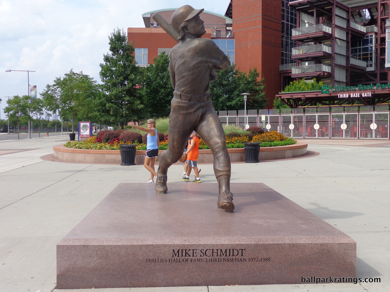 Mike Schmidt statue Citizens Bank Park